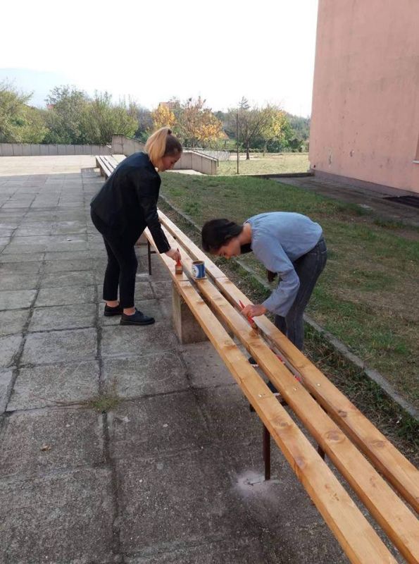 Нови пейки красят училищния двор
