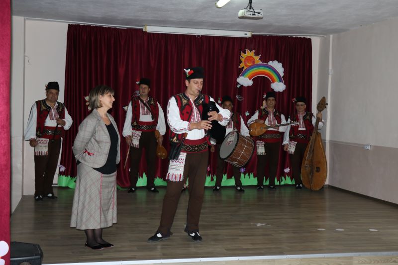 ПРАЗНИЧНО И ЗАВЛАДЯВАЩО