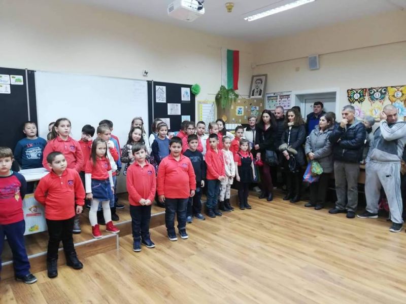 Първокласници поздравиха семействата си