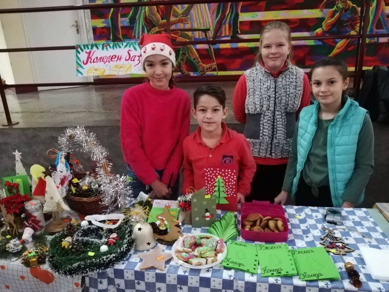Ученици и учители подпомогнаха благотворителни каузи в навечерието на Коледа