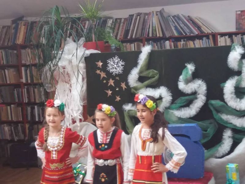 Ученици с награди от конкурси на галерията и регионалната библиотека