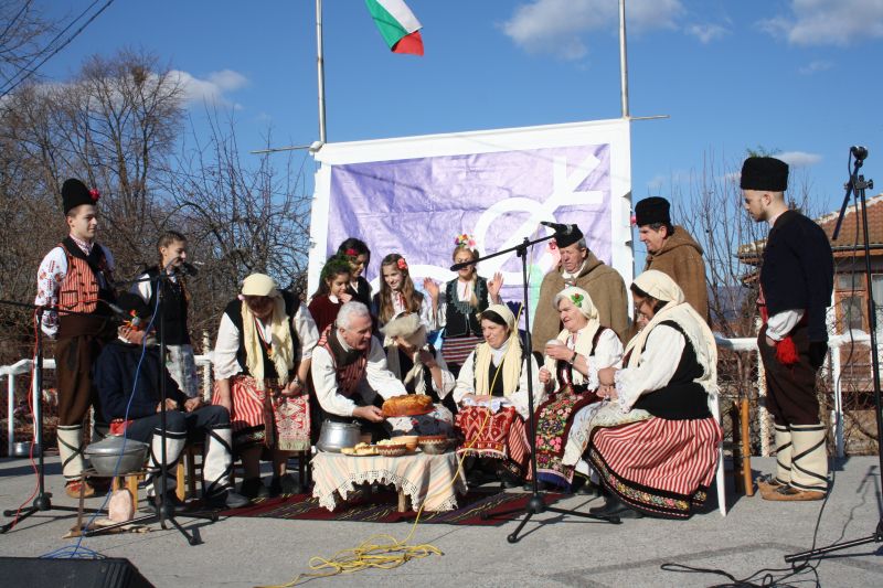 Разнообразна фолклорна програма беше представена на 19-тото издание на ,,Зимни празници” в Мечкарево