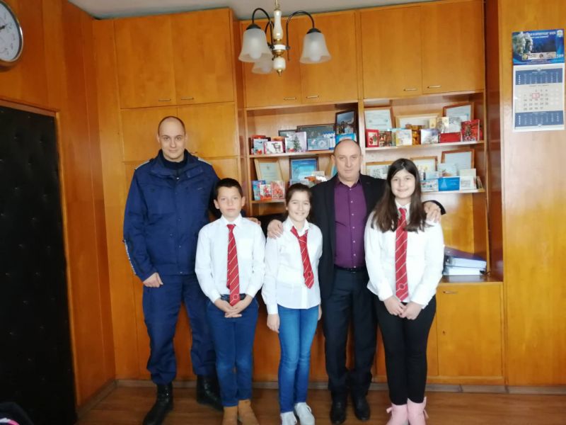 Старши комисар Димитър Величков връчи награди на участници в националния конкурса за детска рисунка „Полицаят е мой приятел и учител”