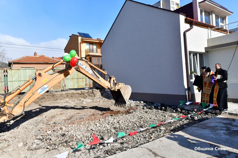 Първата копка на строежа на общежитието в Националната художествена гимназия в Сливен беше направена днес