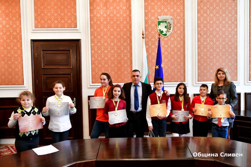 Кметът Стефан Радев поздрави учениците, класирали се за участие на Олимпиадата по математика в Тайланд през 2019 година