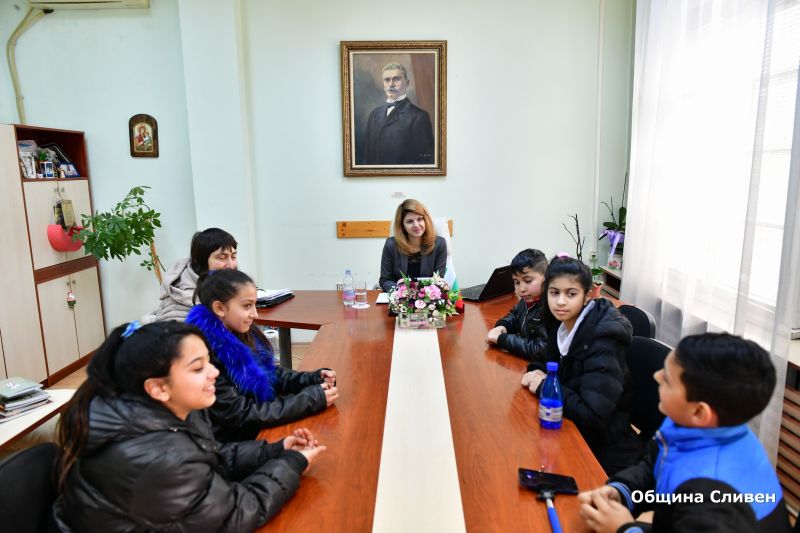 Ученици от Основно училище „Братя Миладинови“ гостуваха на заместник кмета  Пепа Чиликова