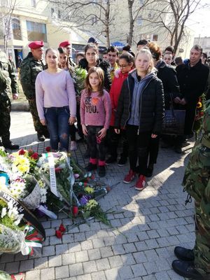 Ученици от Спортното училище в Сливен се включиха в общоградското поклонение пред паметника на Левски