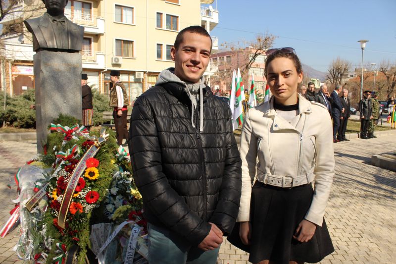УЧЕНИЦИ ОТ ГИМНАЗИЯ „ДАМЯН ДАМЯНОВ“ СЕ ПОКЛОНИХА ПРЕД ПАМЕТНИКА НА БЪЛГАРИНА, КОЙТО НИ ЗАВЕЩА ИДЕАЛА ЗА ЧИСТА И СВЯТА РЕПУБЛИКА