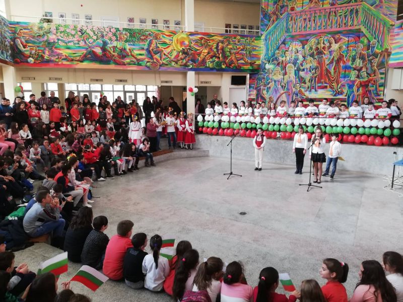 Ученици и учители почетоха Деня на Освобождението