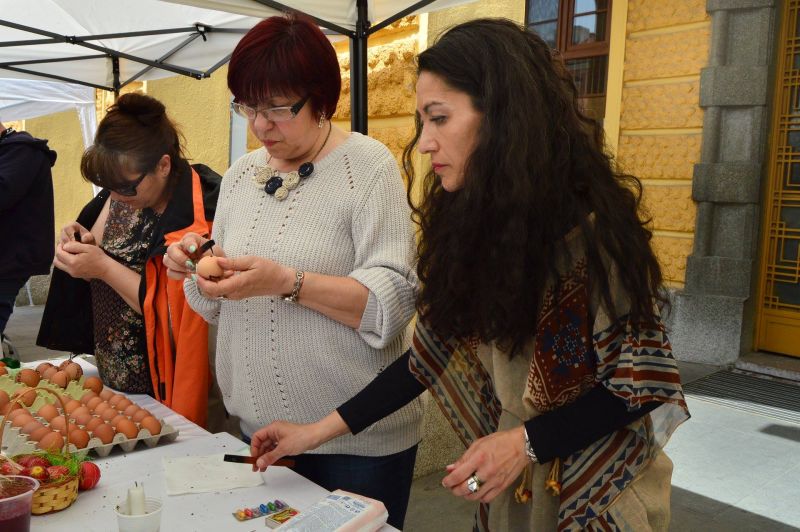 Община Сливен, гражданите и гостите на града боядисваха заедно великденски яйца на Велики четвъртък