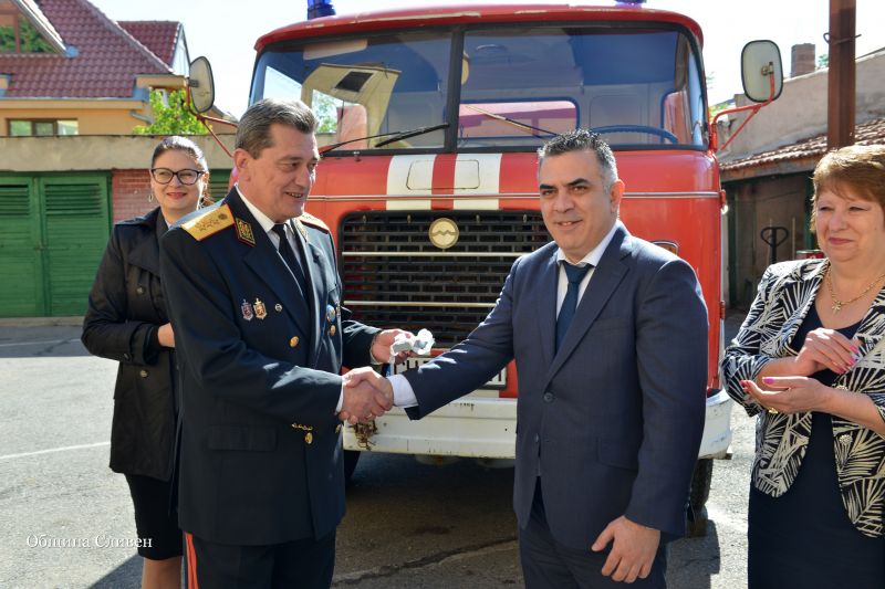 Община Сливен получи безвъзмездно пожарен автомобил за нуждите на доброволно формирование