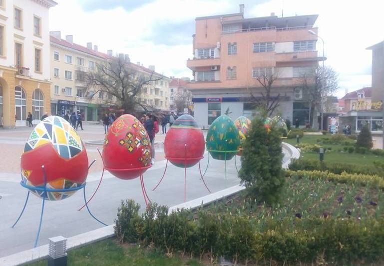 Започна монтирането на великденската украса в Сливен