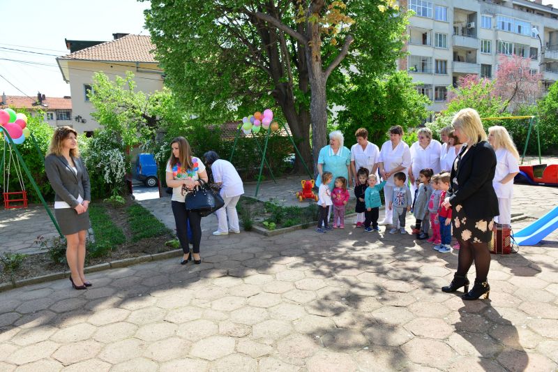 Засадиха дръвче в детска ясла №3 в Сливен