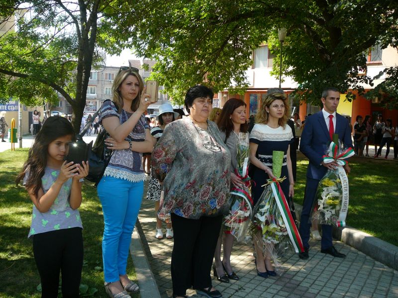 поднасяне на цветя пред паметника на Левски