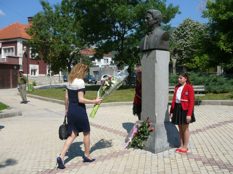 поднасяне на цветя пред паметника на Левски
