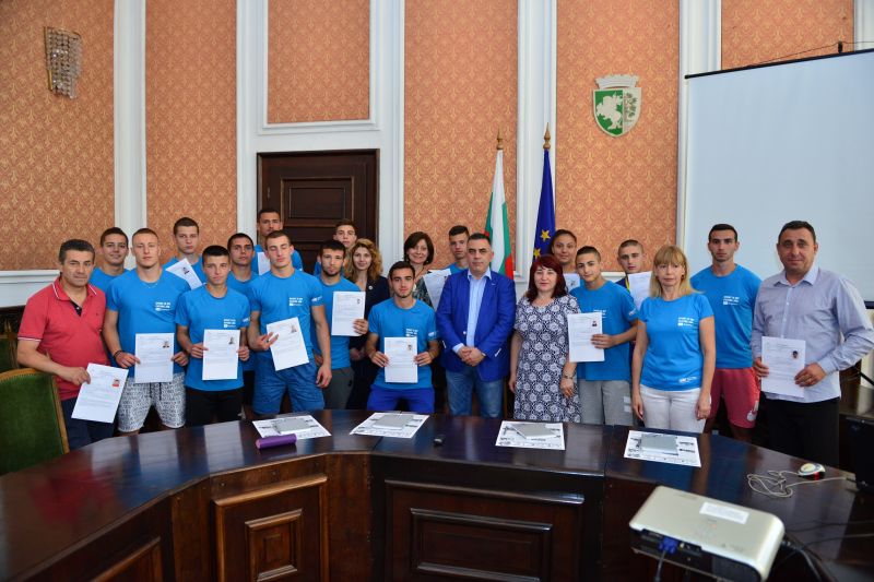Ученици от спортното училище в Сливен получиха европейски сертификати за практика в Италия