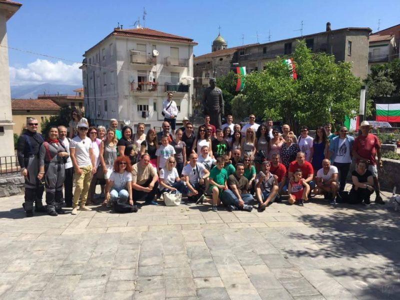 Сливенски възстановчици пред паметника на българския предводител Алцек в Италия