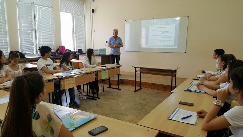 Ученици от гимназията по икономика в Сливен проведоха импровизирано заседание на общински съвет
