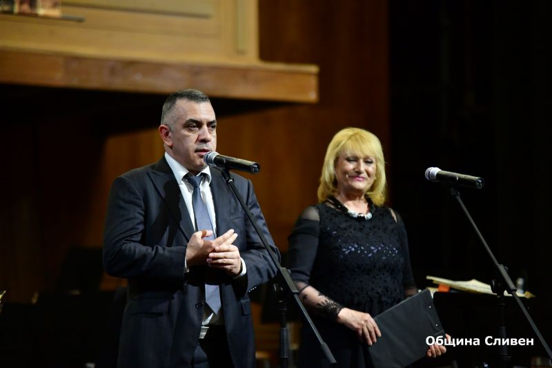 Министърът на културата Боил Банов връчи тазгодишната награда „Аргира Жечкова“ на Красимира Бакалова