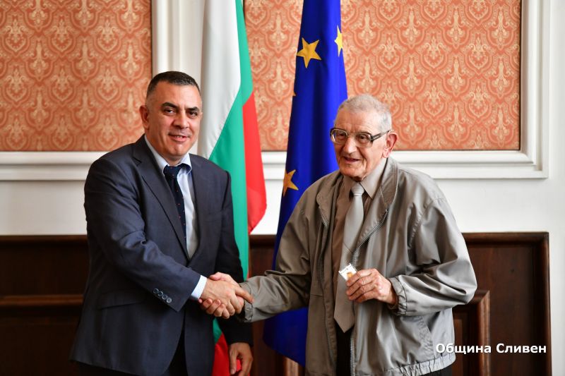 Кметът Стефан Радев награди изявени алпинисти от Сливен
