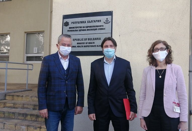 Зам.министър Григоров, областният управител Божурски и директорът на РЗИ д-р Балулова след срещата в Сливен.