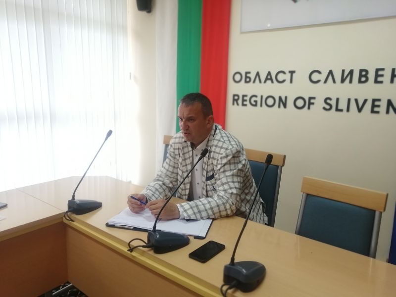 Областният управител М. Афузов заяви, че целта на срещата е да се постигне по-добра комуникация между производители и Пазара за плодове, зеленчуци и цветя