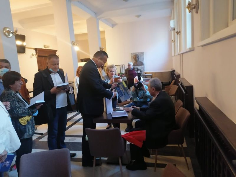 Георги Йорданов получи подарък от областния управител Минчо Афузов - албум със снимки от Сливен