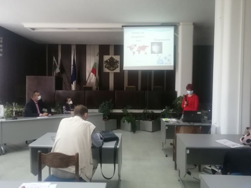 Д-р Калева представи ползите от ваксинацията.