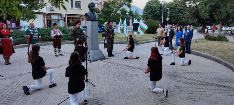 Поклон пред Апостола от талантливите участници в спектакъла