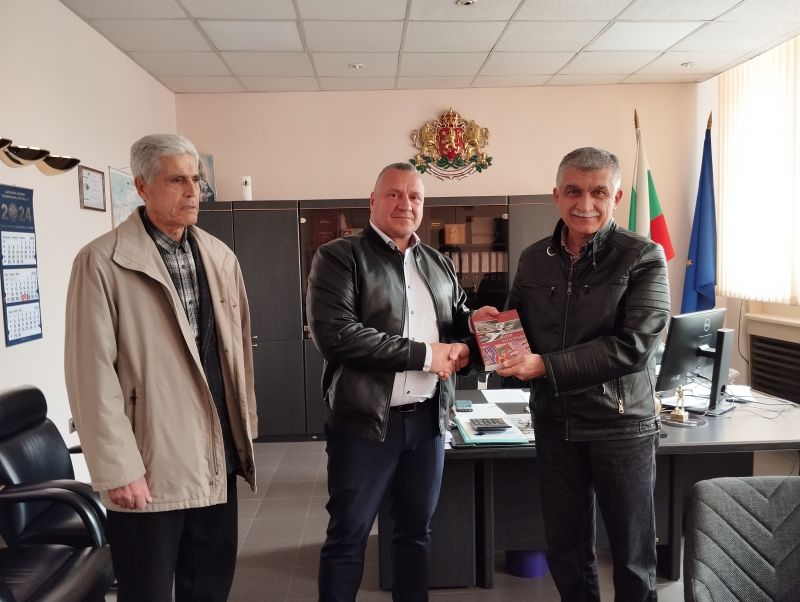 Областният управител и автора на книгата д-р Николай Колев