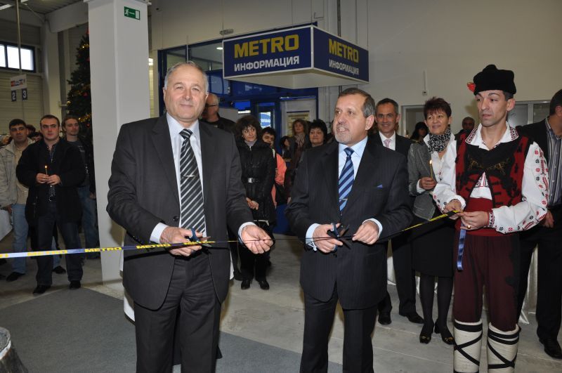 Кметът Кольо Милев и генералният директор на МЕТРО България Емилиян Абаджиев откриха нов магазин в Сливен
