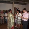 Отец Димитър подарява икона на Света Богородица на Деси Танева