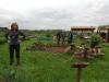 В еко-фермата, 14-15 годишни момчета правят колиба от клонки