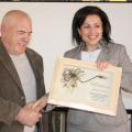 Министър Десислава Танева връчва наградата на Филип Малев