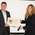 Георги Радев получава наградата "Млад фермер" от депутата Мария Белова 