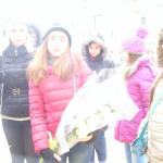 поднасяне на цветя на паметната плоча на Дамян Дамянов