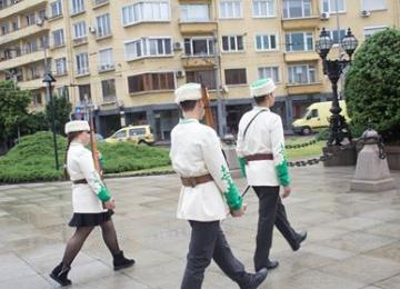 Ученици от ПГПЗЕ на почетен караул пред паметника на Васил Левски