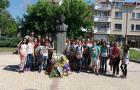Поднасяне на цветя пред паметника на Васил Левски