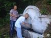 Инж.Валя Тодорова, биолог Микробиология в лабораторията на „В и К“ – Сливен и Стефан Стефанов, фондация „Стария бряст“ вземат проби от чешмата „Осман чауш“ по пътя за Бяла