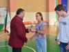 Председателя на училищното настоятелство връчва награда на европейската вицешампионка