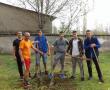 Старши треньорът по борба Тодор Кънев организира отбора по засаждането на прасковените дръвчета със своите състезатели от 9 а клас