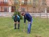 Заместник директорът по спорт Кирил Димитров обяснява как трябва да се изкопаят дупките за засаждането на дръвчетата