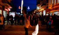 Уличен артист играе на 12 януари, в нощта на церемонията по откриването на Европейската столица на културата (AFP)