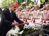 Президентът Румен Радев поднесе венци и цветя на Паметника на незнайния войн 
