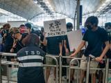 Демонстрация на летището в Хонгконг / Guliver/Getty Images 