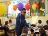 Стефан Радев посети класната стая на един от първите класове в ОУ „Елисавета Багряна“, където подари на малчуганите новия „Сливенски буквар“