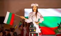 Мис България Теодора Мудева с приз от Мис Планет