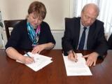 Директорката Ала Кара и българският посланик Евгений Стойчев подписват документи