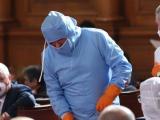 Веселин Марешки и Кръстина Таскова се появиха в парламента със защитни облекла