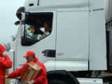  Доброволци на БЧК раздават бутилирана вода и кроасани на бедстващите шофьори на камиони край ГКПП "Капитан Андреево"